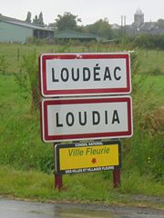 Panneau bilingue à Loudéac-Loudia