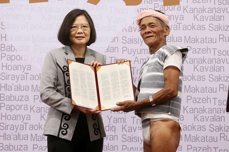 Photo : La Présidente de Taiwan Tsai Ing-wen aux côtés de Capen Nganaen, ancien âgé de 80 ans de la tribu Yami (Tao) de l'île aux Orchidées
