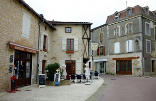 La place de l'église avec ses halles (Avril 2017)