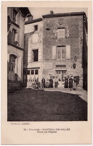 La place de l'église avec son épicerie