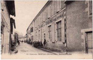 L'école des garçons et la mairie