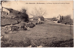 Le bourg vu de la route de Poursac