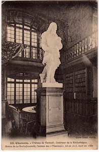 Intérieur de la bibliothèque avec la statue de La Rochefoucauld