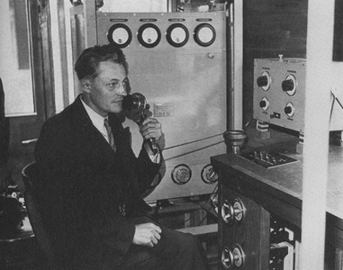 Opérateur radio au micro