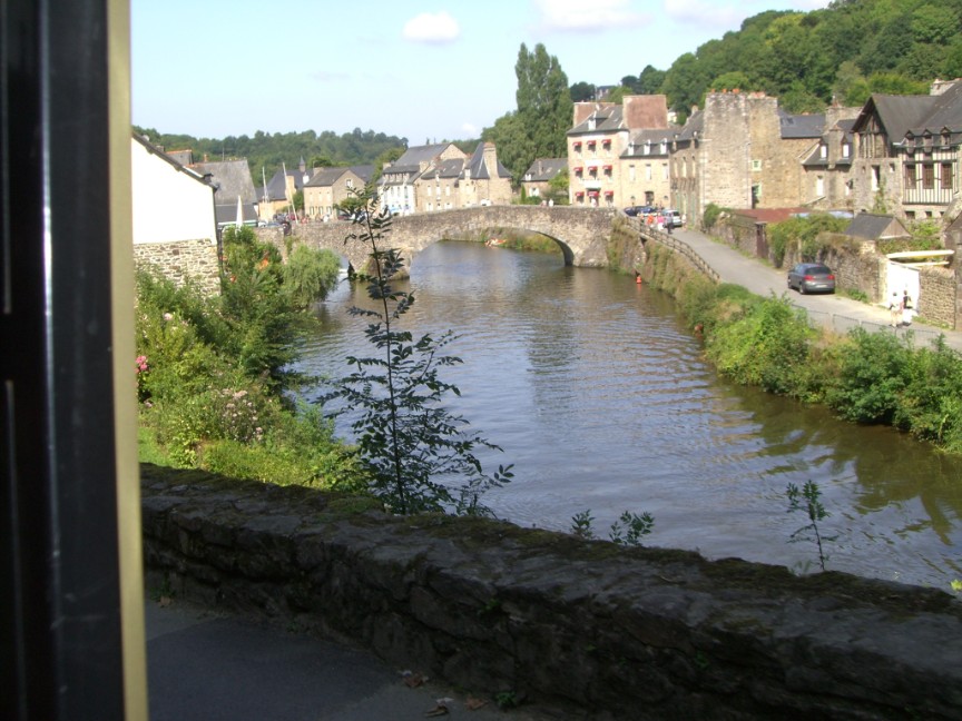 Dinan en amont du pont