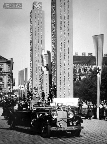 Hitler parade dans Vienne, le 12 mars 1938 © AEIOU
