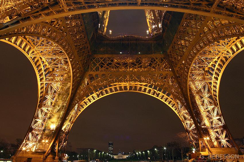 IMG_3737.jpg - Les dessous de la Tour Eiffel