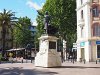 Le célèbre physicien, astronome et homme politique François Arago a sa statue sur la place centrale.