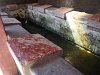 Le vieux lavoir près de la fontaine, avec la pierre locale, le marbre rose.