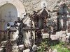 Des croix de fer rouillé ornent les tombes du vieux cimetière de Molitg ...