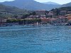 Le port de plaisance de Port-Vendres est au fond de l'anse.