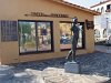 L'Office du Tourisme de Banyuls et une statue de Maillol.