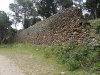 Ce grand mur le long du chemin témoigne d'une intense activité passée.