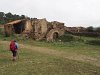 Passage devant le mas Vell, en ruine.