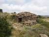 De nombreuses barracas (cabanes de pierres sèches) sont disséminées sur le terrain.