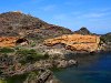 D'étranges rochers oranges se détachent sous le phare du cap de Creus ...