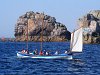 La yole de Bantry Mor Bihan, içi manoeuvrée à l'aviron dans le passage du Toulinguet.