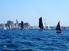 La bateaux sortent des Tas de Pois en tirant un bord vers le sud-ouest ...