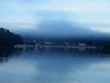 Le brouillard se lève lentement à l'approche du port de Bélon.