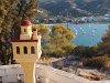 Vue du bras de mer à partir d'une petite chapelle.