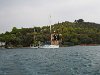 Une météo ventée nous fait quitter le ponton et Yallah est au mouillage devant Poros.