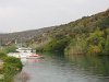 Une rivière avec une eau assez fraîche débouche près du port de Nea Epivadros.