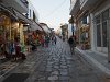 Rue commerçante, et à touristes, de Tinos ...