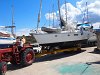 Le tracteur amène le bateau vers sa place définitive ...