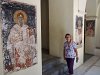 Les murs intérieurs de l'église Saints-Apôtres sont décorés de fresques religieuses.