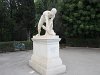 Statue de l'homme qui casse une branche devant l'entrée du Zappeion.