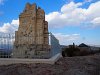 Arrivée dans le dos du monument dédié à Filopappou, romain bienfaiteur d'Athènes.