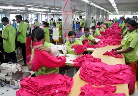 Photo : Dans une usine textile de Dhaka, au Bangladesh (SIPA).