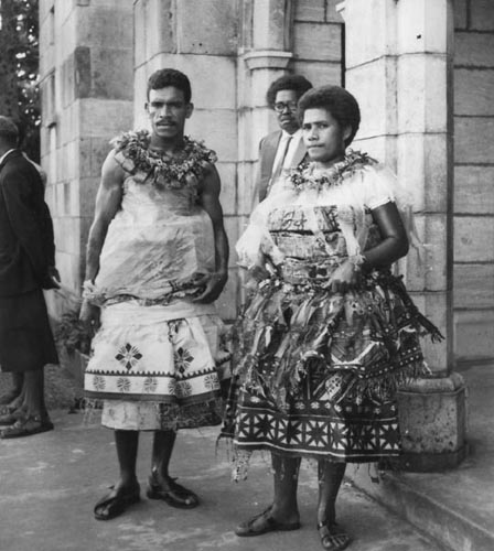 Jeunes mariés Fidgiens, les cadeaux sont sous les robes