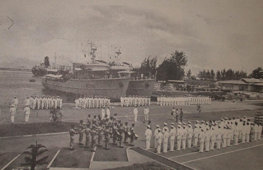 Passation de commandant a la base navale de Fare Ute