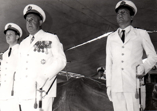 Le LV Ribaud ( gauche) prend le commandement en remplacement du CC Remy ( droite), au centre le CV Lesaos, commandant de la marine en Nouvelle Caldonie
