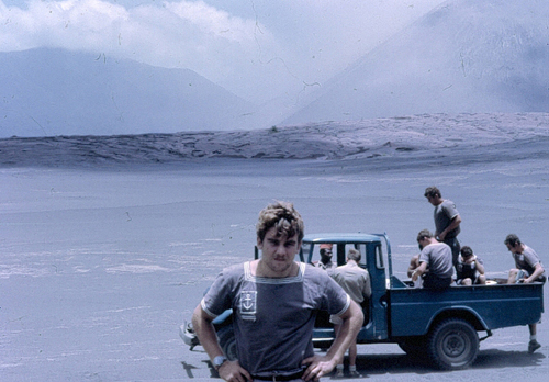 Volcan Tana - Au premier plan Roger Gargadennec et montant dans le véhicule Michel Delmas