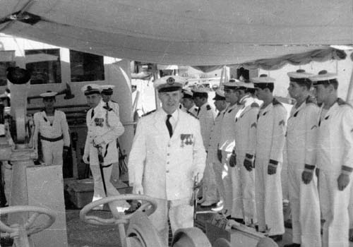 La capitaine de vaisseau Chopard commandant de la marine des côtes françaises des Somalies lors de la prise de commandement