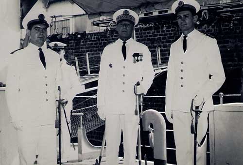Passation de commandement a Diégo Suarez - LV Glachant debarquant, l amiral et l'EV le nouveau commandant