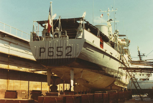 La Lore en cale sêche aux docks de l'arsenal de Papeete