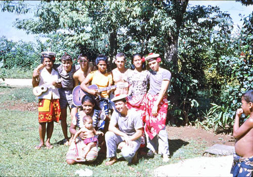 L'équipage de La Lore prend contact avec la population à Futuna