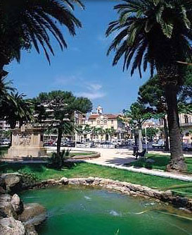 Jardin longeant la plage de Sant Feliu de Guixols