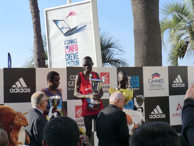 20 Novembre. podium Marathon: 1 KANDA Lukas(Kenia) 02:08:40 2 SHUME Hailu 02:09:06 3 KURGAT  Moses 02:09:30