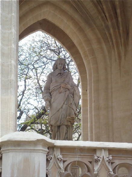 Statue de Pascal sous la Tour Saint-Jacques à Paris où il aurait répété ses expériences du puy de Dôme sur la pression atmosphérique et la pesanteur de l'air.