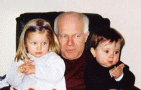 Avec ma petite-fille Juliette (2 ans) et mon petit-fils Marius (1 an) en avril 2002
