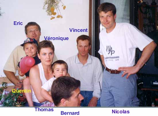 Hlne Ceccaldi, marraine et tante paternelle d'Armand, avec Quentin  droite et Thomas  gauche, ses arrires petit-neveux