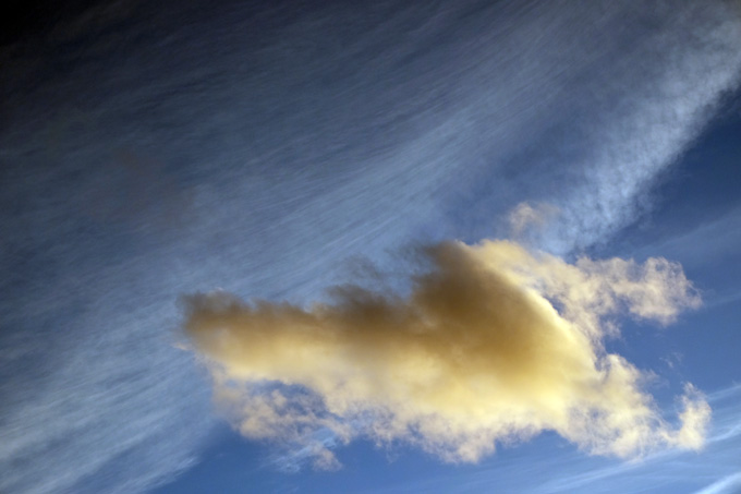 ciel avec nuage jaune