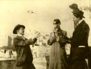  Photo: Picasso, Mateu Fernandez de Soto et Carlos Casagemas  Barcelone vers 1900 - jpg 24 k