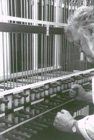 Paul Bourgois, l'ancien carillonneur devant son clavier...