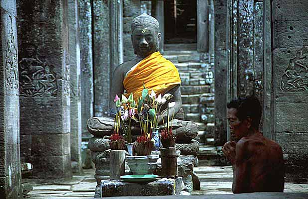 Un homme atteint par la lèpre se recueille au Bayon