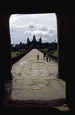 La porte d'Angkor, au bout de la chaussée